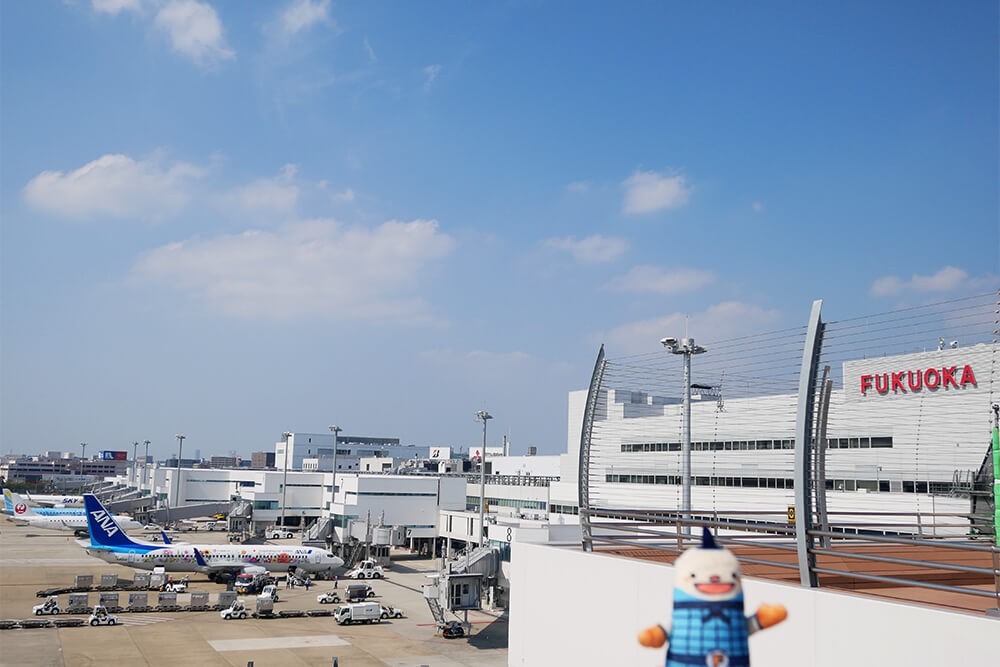 福岡空港で飛行機と笑顔のフータ