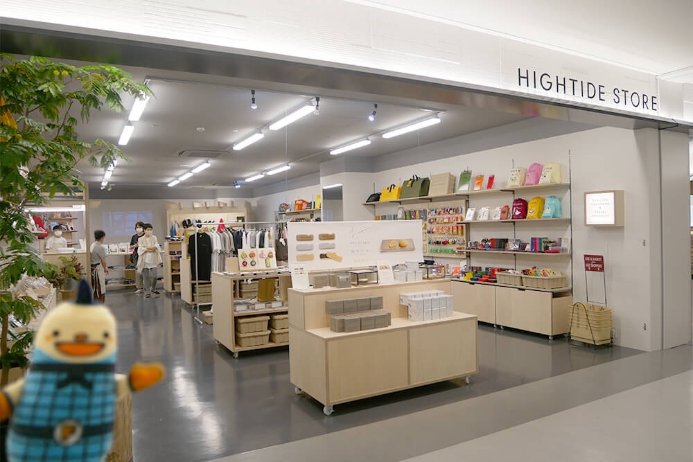 HIGHTIDE STORE（ハイタイドストア）で福岡限定土産を買うフータ君