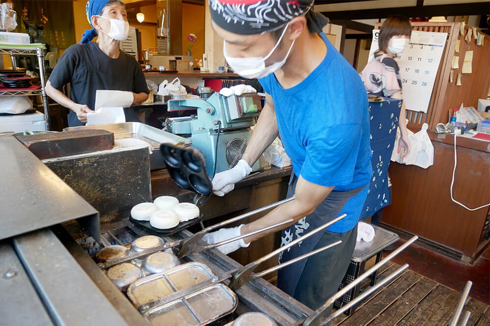 愛宕神社入り口にある甘味茶屋「岩井屋」さんの店内