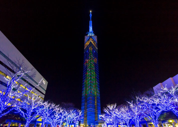 百道☆蓝光灯饰 108m长的圣诞树点亮福冈塔
