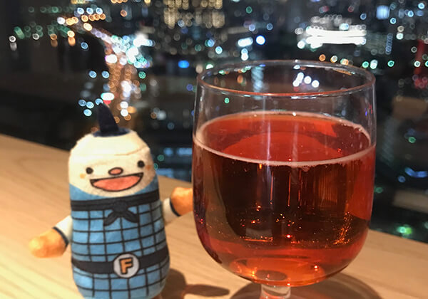 There are night views with a sky full of stars and SNS spots!  Fukuoka Tower at night is perfect for a date.
